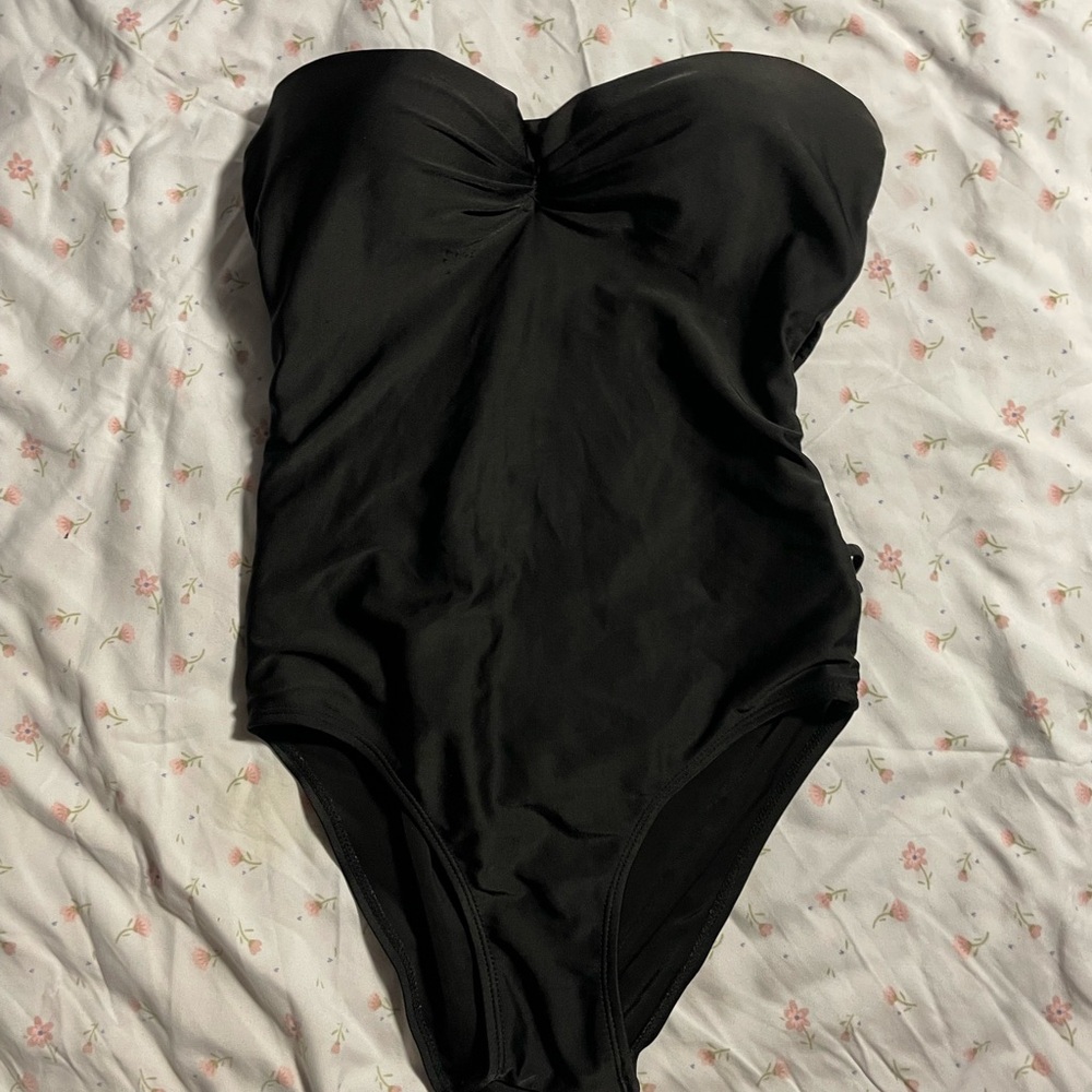 Elegant Black Strapless Swimsuit